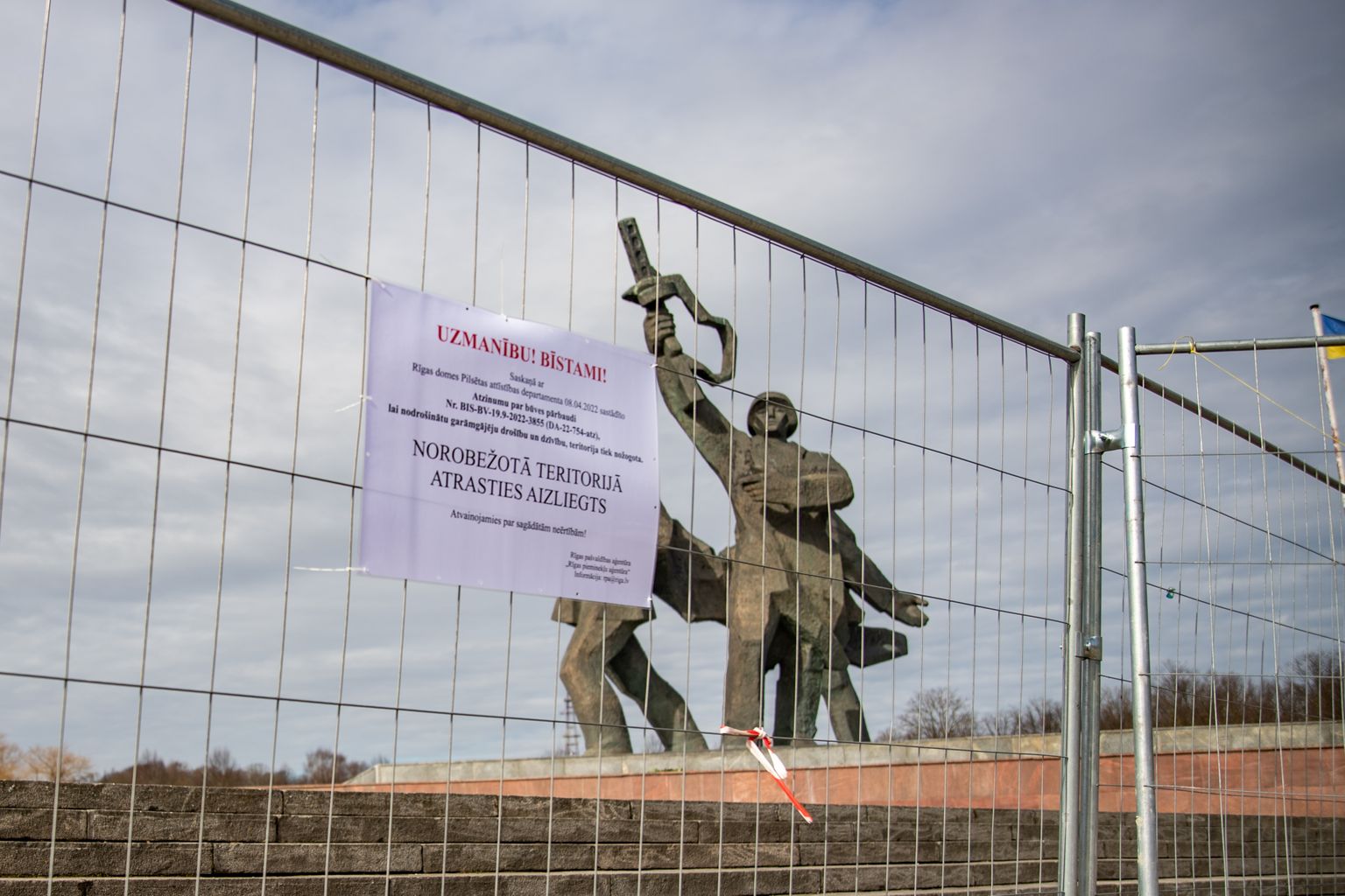 Pieminekļu komplekss Uzvaras parkā atzīts par nedrošu, teritorija ap to ir norobežota