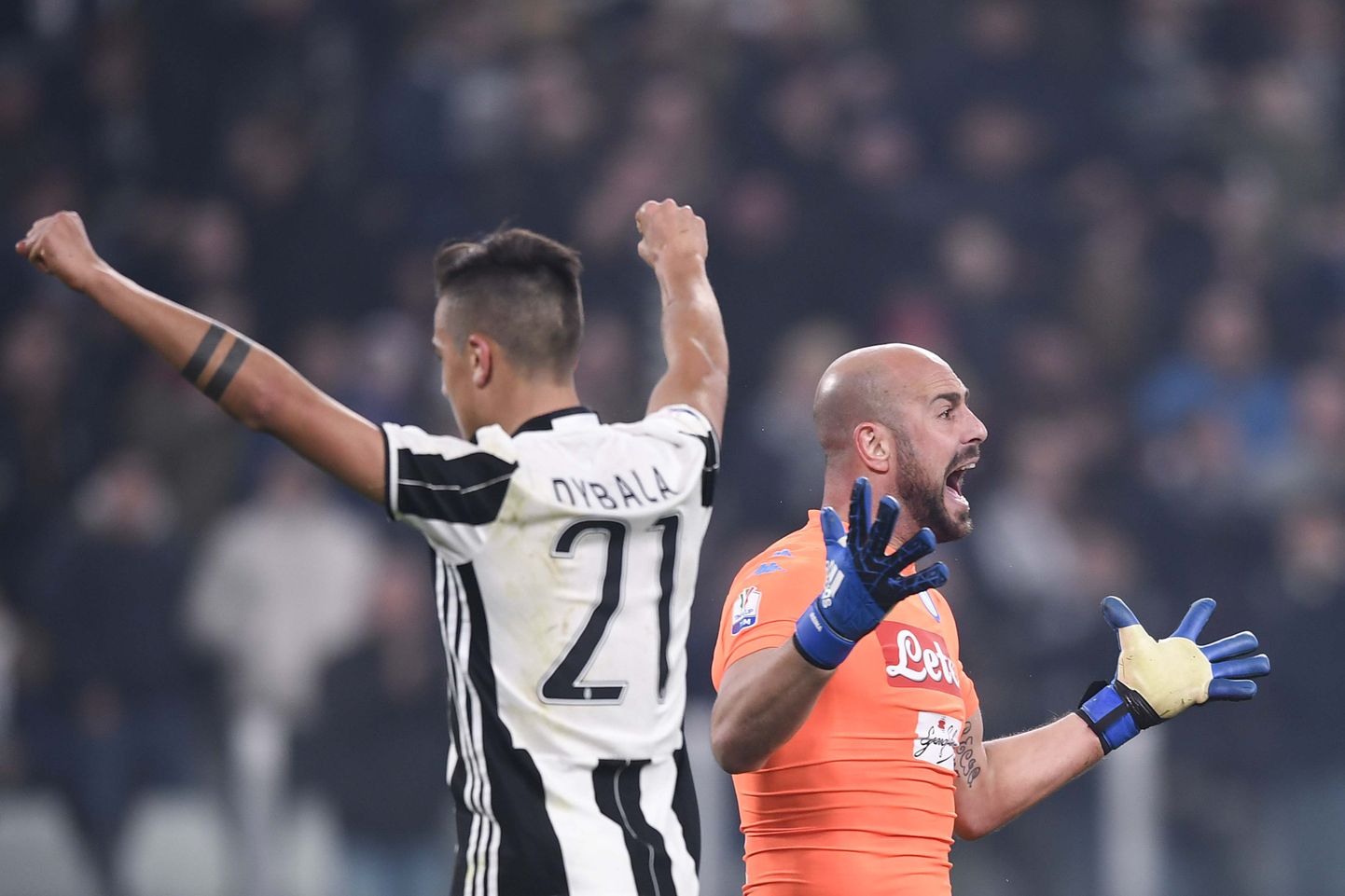 Kaks penaltit realiseerinud Paulo Dybala (esiplaanil) rõõmustamas. Taustal ahastamas aga Napoli väravavaht Pepe Reina.
