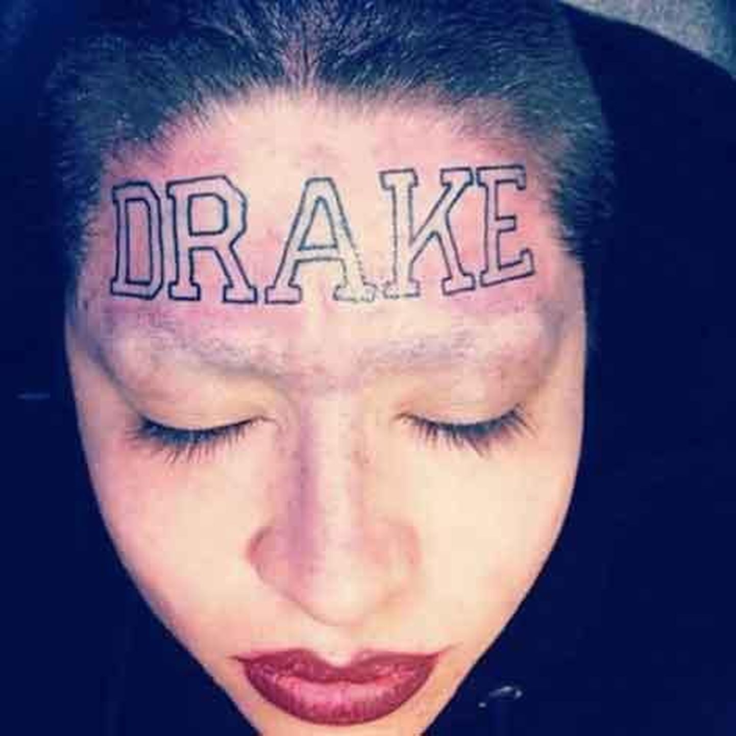 Naine lasi enda otsaesisele tätoveerida Drake'i nime