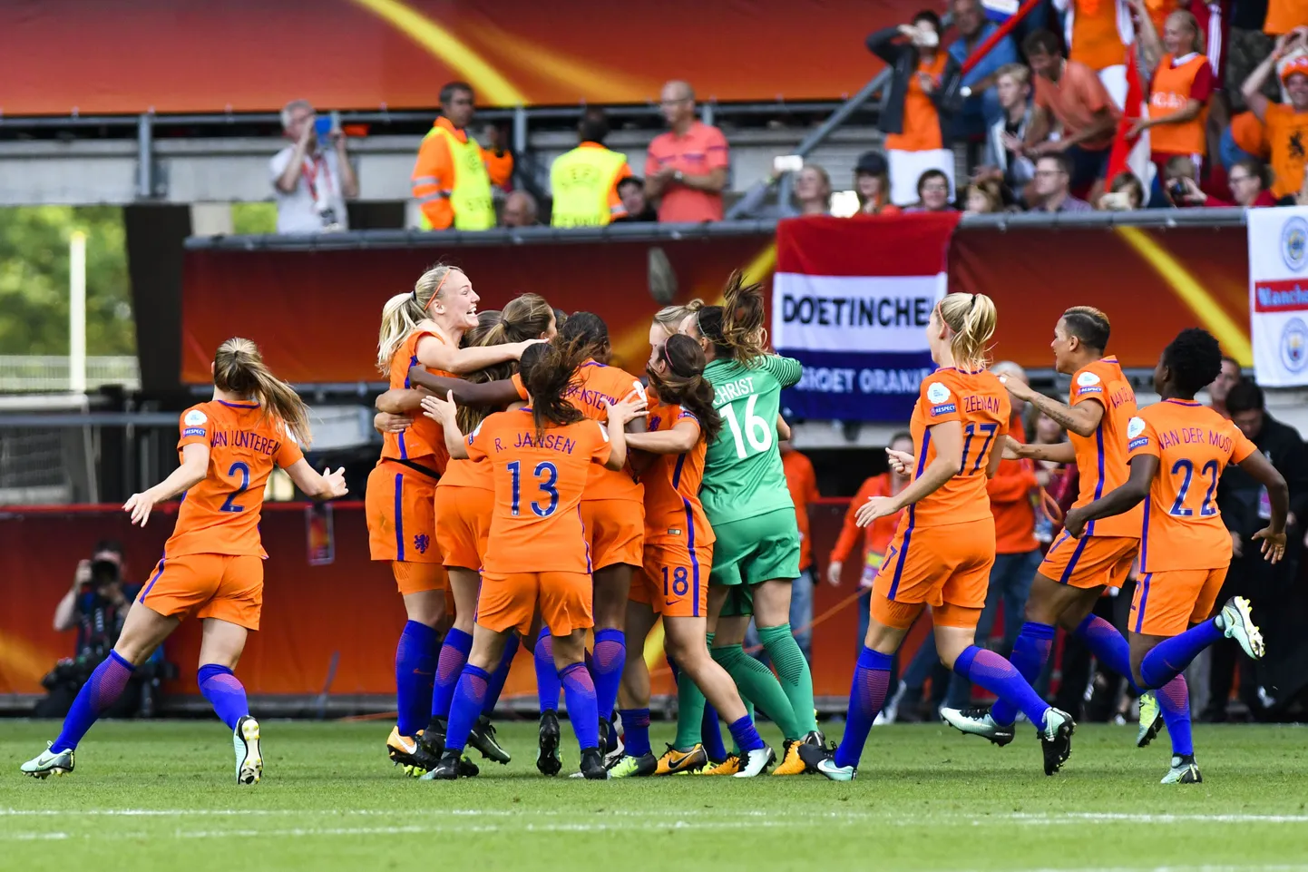 Hollandi koondis Euroopa meistrivõistluste võitu tähistamas.