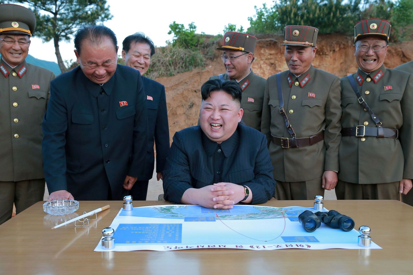 Põhja-Korea diktaator Kim Jun-uni (keskel) reaktsioon pärast edukat mandritevahelise raketi katsetust selle aasta mais.