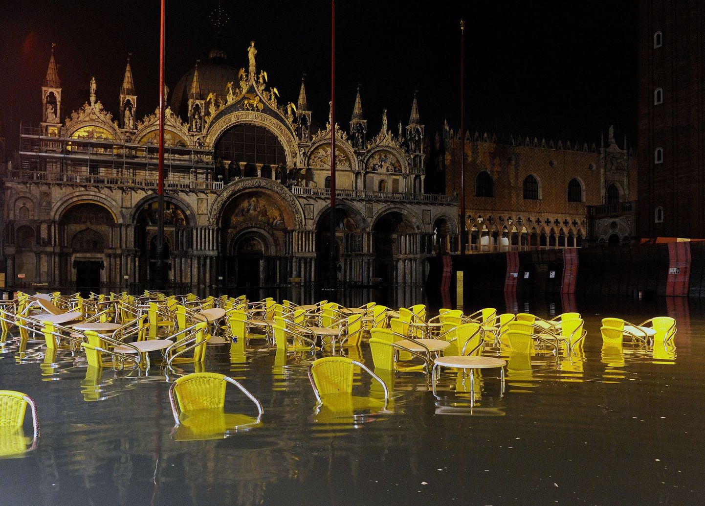 Püha Marcuse väljakul Veneetsias on ühe kohviku lauad ja toolid osaliselt vee all.
