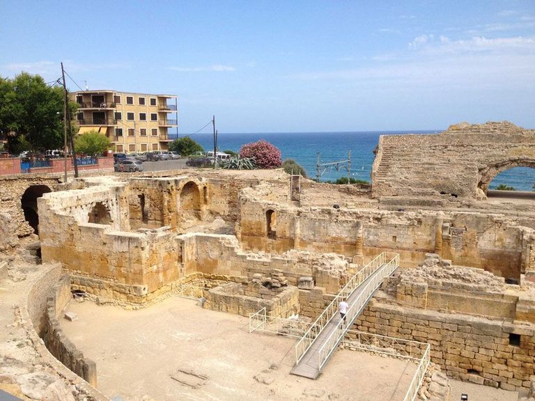 Tarragonas näeb korraga väga erinevate sajandite ajalugu: amfiteatri varemete keskel on omakorda basiilika varemed.