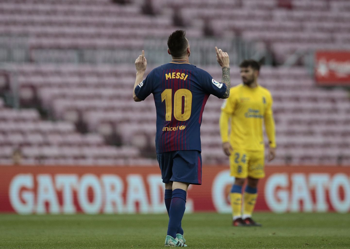 Lionel Messi tähistas kahte väravat tühjade tribüünide ees.