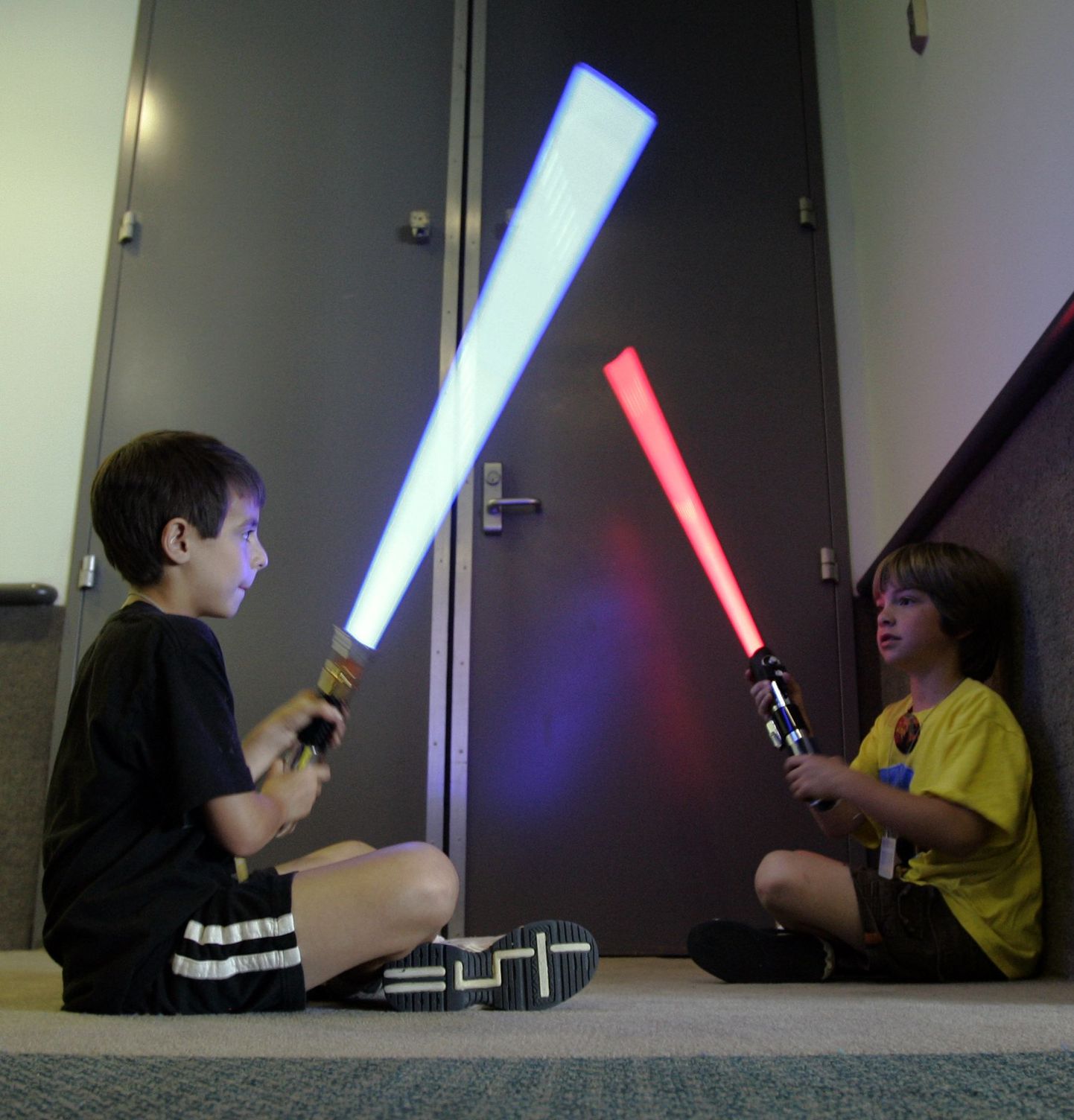 Poisid mängivad «Tähesõdadest» inspireeritud valgusmõõkadega