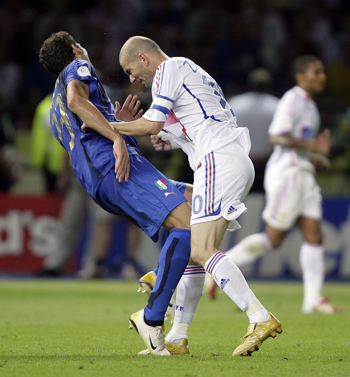 Marco Materazzi ja Zinedine Zidane (paremal) 2006. aasta MMi finaalis