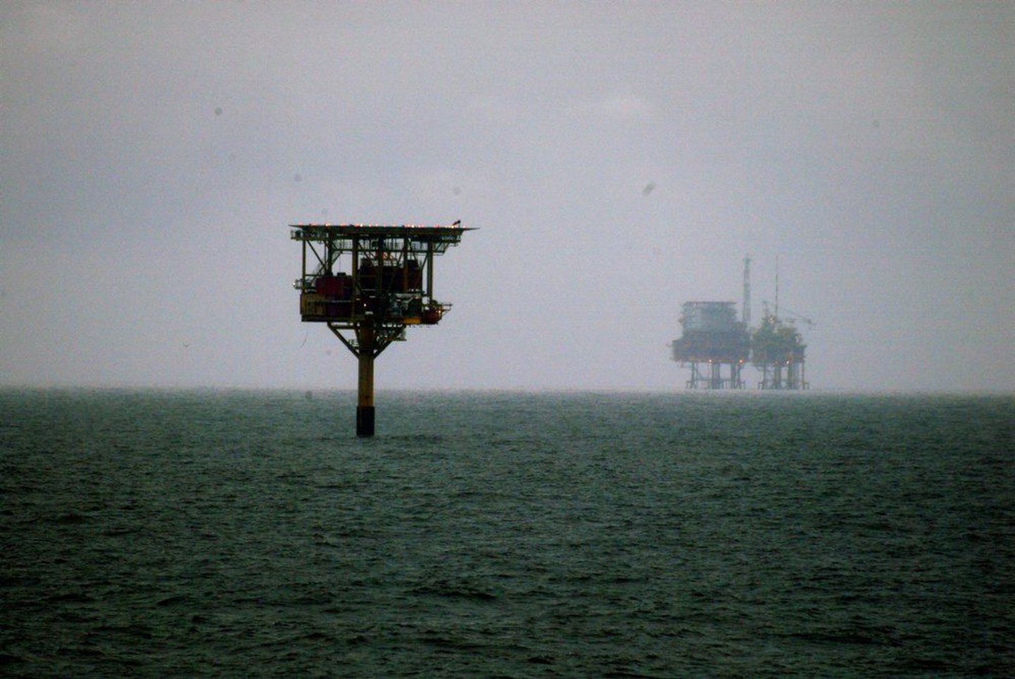 Naftapuurtornid paistavad Põhjameres läbi vihmasaju..