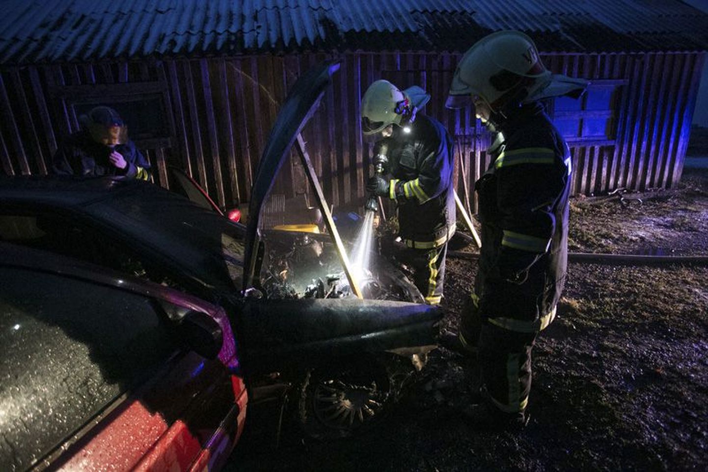 Vinni vallas Alavere külas põles garaaži ees sõiduauto Ford Escort.