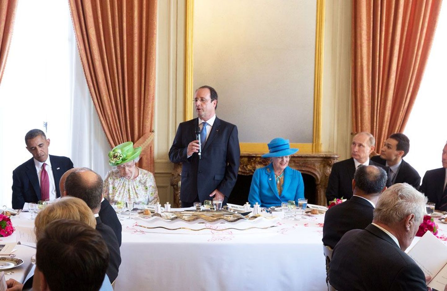 Prantsusmaa president François Hollande pidas eile lauakõne Teise maailmasõja võitjariikide peade kohtumisel Normandias. Hollande’ist vasakul USA president Barack Obama ja Suurbritannia kuninganna Elizabeth II, paremal Taani kuninganna Margrethe II ja Venemaa president Vladimir Putin.