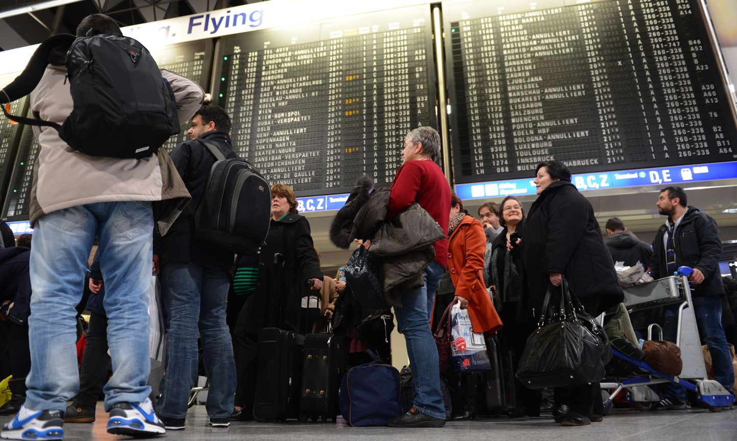 Reisijad Frankfurdi lennujaama terminalis oma lendu ootamas.