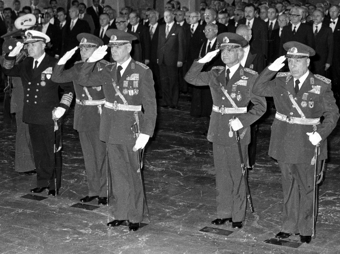 Riigipöörde juhid 1980. aasta 20. oktoobril riigi looja Kemal Atatürki mausoleumi ees. Vasakult: admiral Nejat Tumer, kindral Nurettin Ersin, kindral Kenan Evren, kindral Tahsin Sahinkaya ja kindral Sedat Celasun.