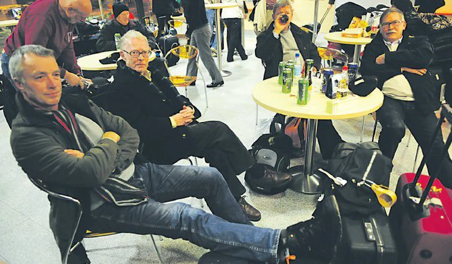 Во время снежной метели, бушевавшей год назад, мужской хор Норвегии провел в Таллиннском аэропорту десять часов  в ожидании вылета. Тем не менее, за задержку авиарейса, связанного с непогодой, компенсация не положена.