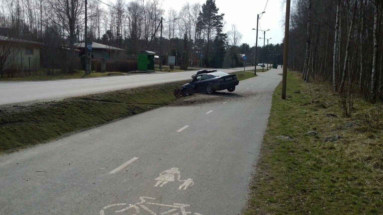 Вылетевший в кювет Opel.