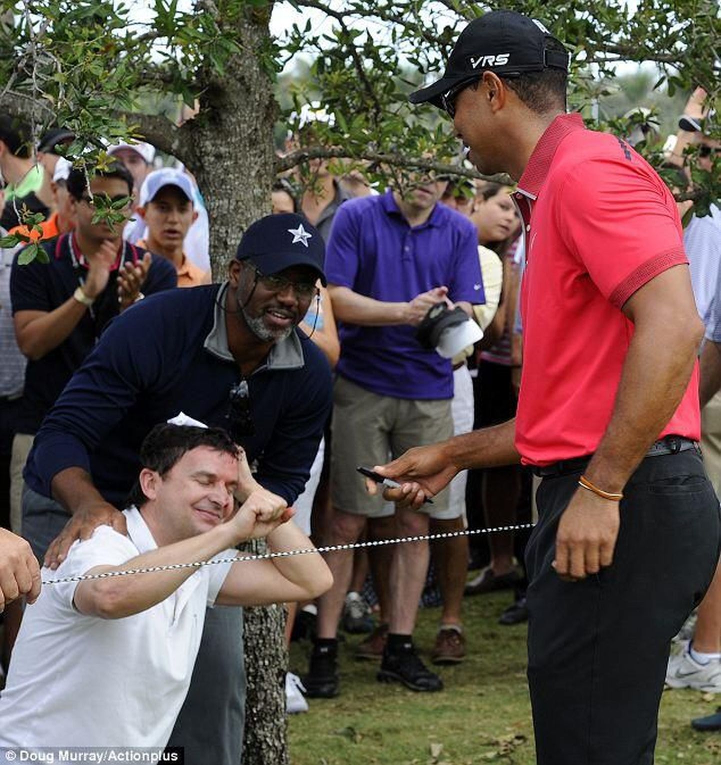 Tiger Woods koos viga saanud pealtvaatajaga.