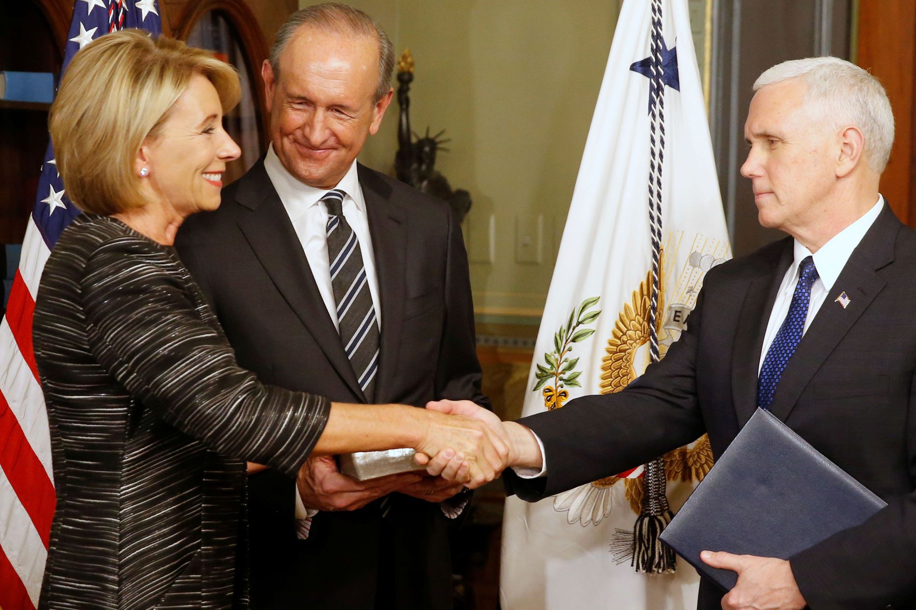 Betsy DeVos ametivannet andmas.
