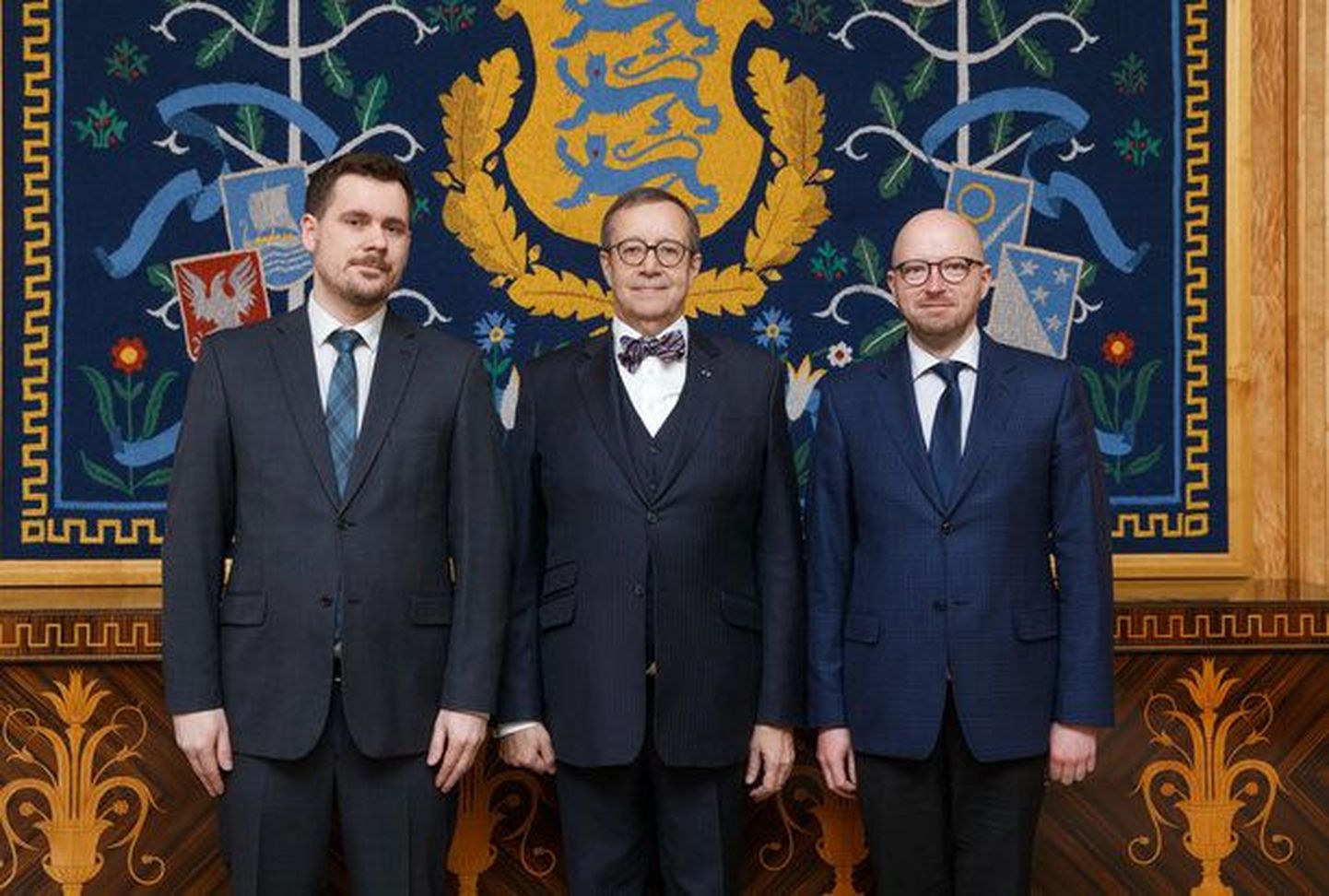 Kohtunikuks nimetatud Janek Laidvee (vasakul) koos president Toomas Hendrik Ilvese ja riigikohtu esimehe Priit Pikamäega.
