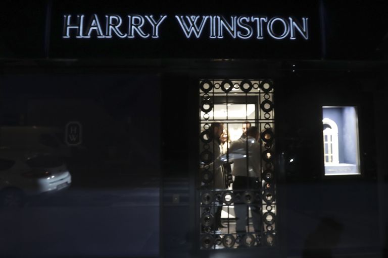 Röövel viis Cannes' is Harry Winstoni juveelipoest 15 miljoni euro eest juveele