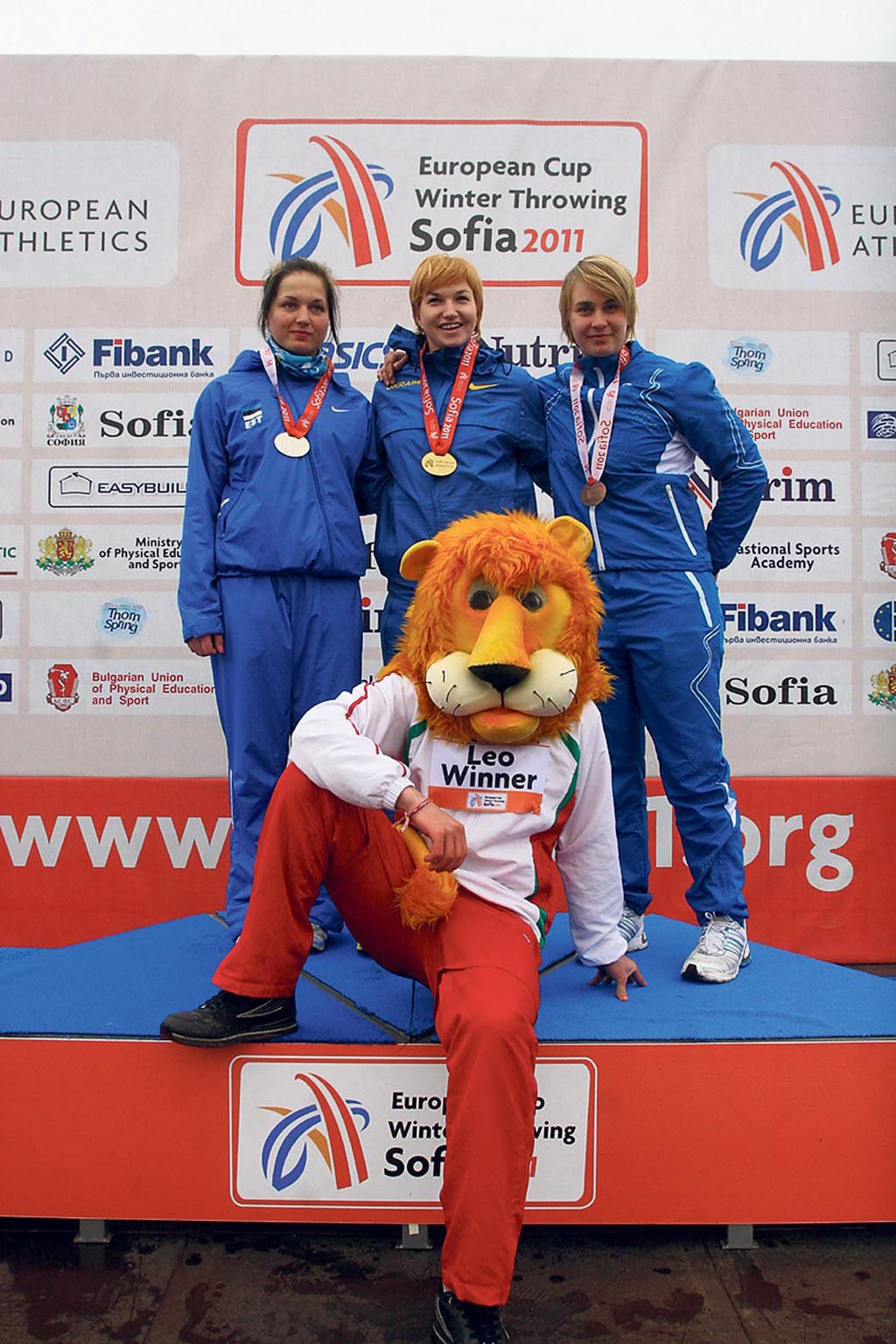 Tõstamaa keskkooli abiturient Liina Laasma (pildil vasakul) võitis heitjate Euroopa talvistel karikavõistlustel Sofias kuni 23aastaste neidude odaviskes teise koha.