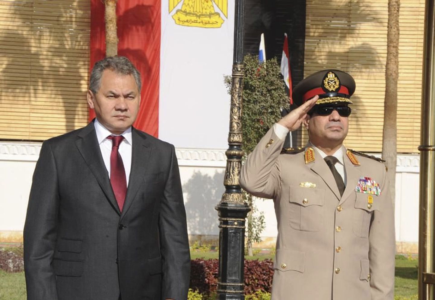 Venemaa kaitseminister Sergei Šoigu (paremal) ning Egiptuse sõjaväe ülem ja kaitseminister kindral Abdel Fattah al-Sisi.