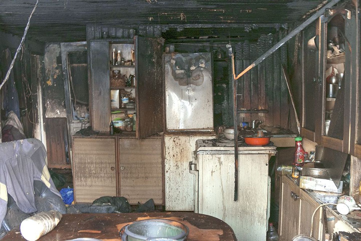 Külmikust alguse saanud tulekahju muutis köögi kasutamiskõlbmatuks. Pererahvas pääses õnneks õigel ajal majast välja ja perepea usub, et kinnine köögiuks oli see, mis neid hullemast päästis.