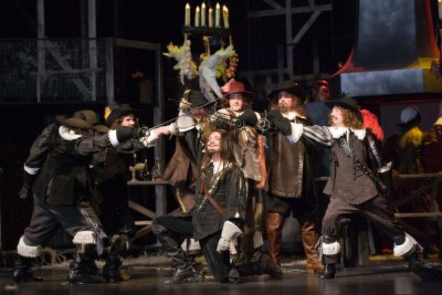 Stseen Rakvere teatris kümne aasta eest mängitud lavastusest "Cyrano de Bergerac".