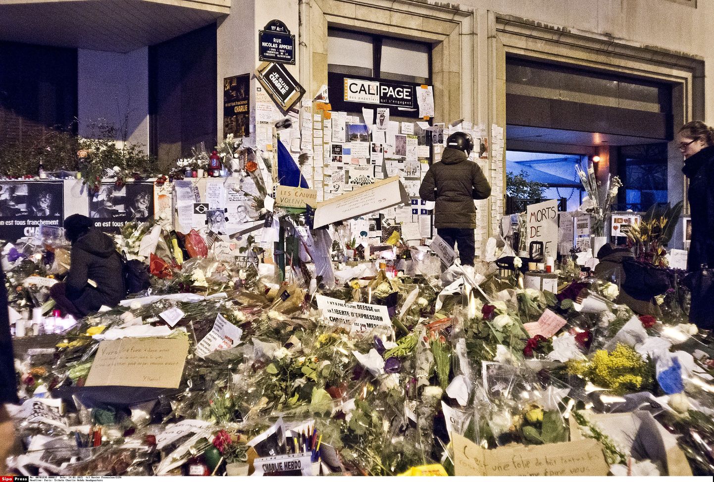 Rünnakujärgne lillemeri Pariisis Charlie Hebdo toimetuse juures.