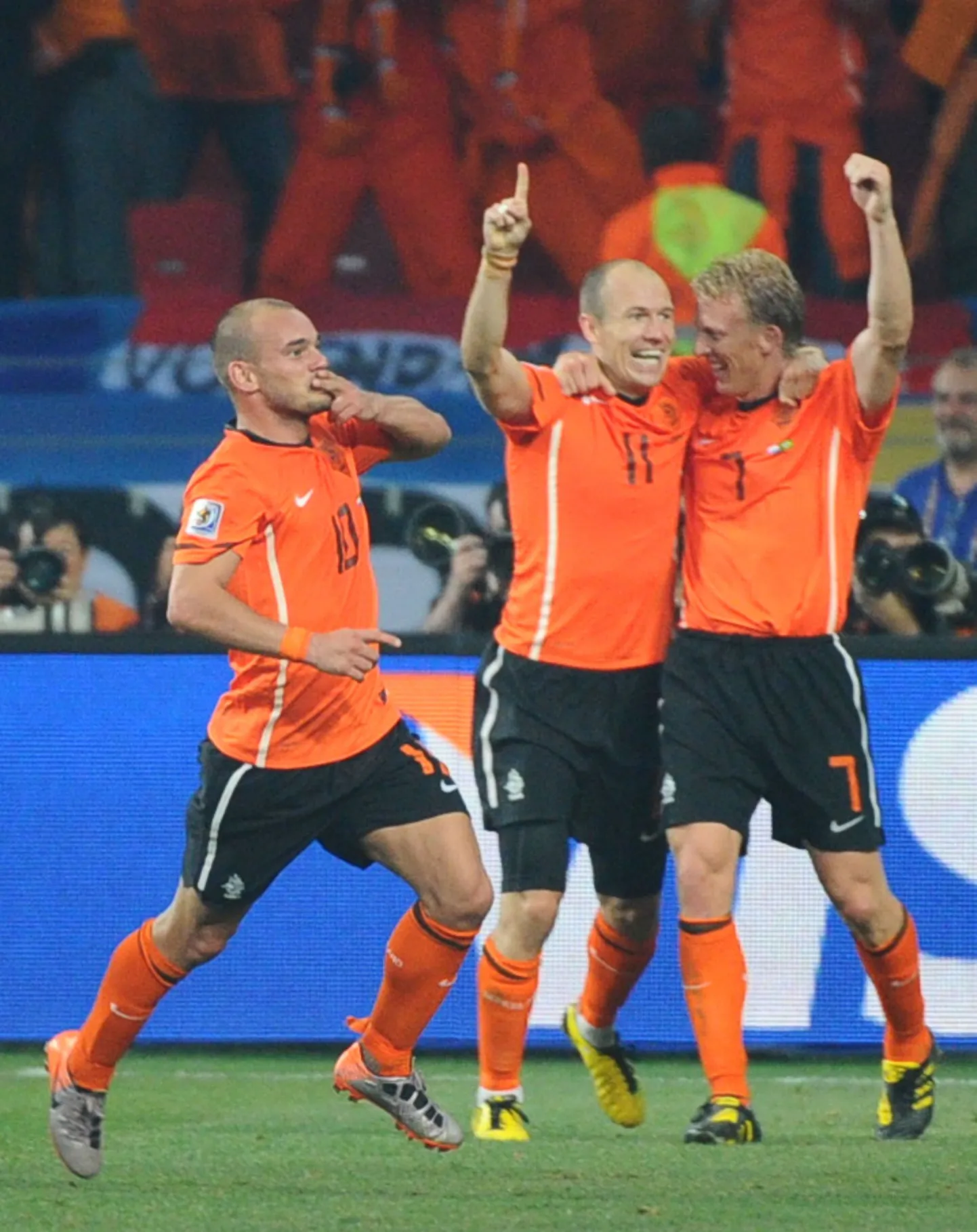 Tehtud: Wesley Sneijder (vasakult), Arjen Robben ja Dirk Kuyt  juhtisid Hollandi poolfinaali