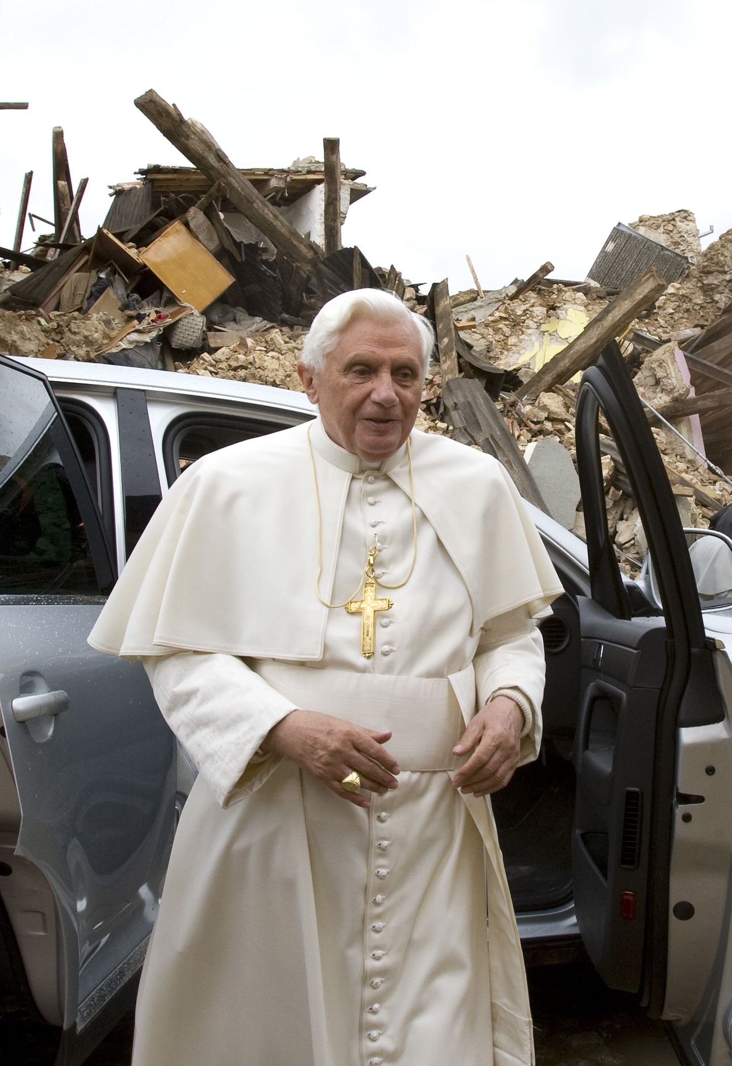 Paavst maavärinas purunenud Onna külas.