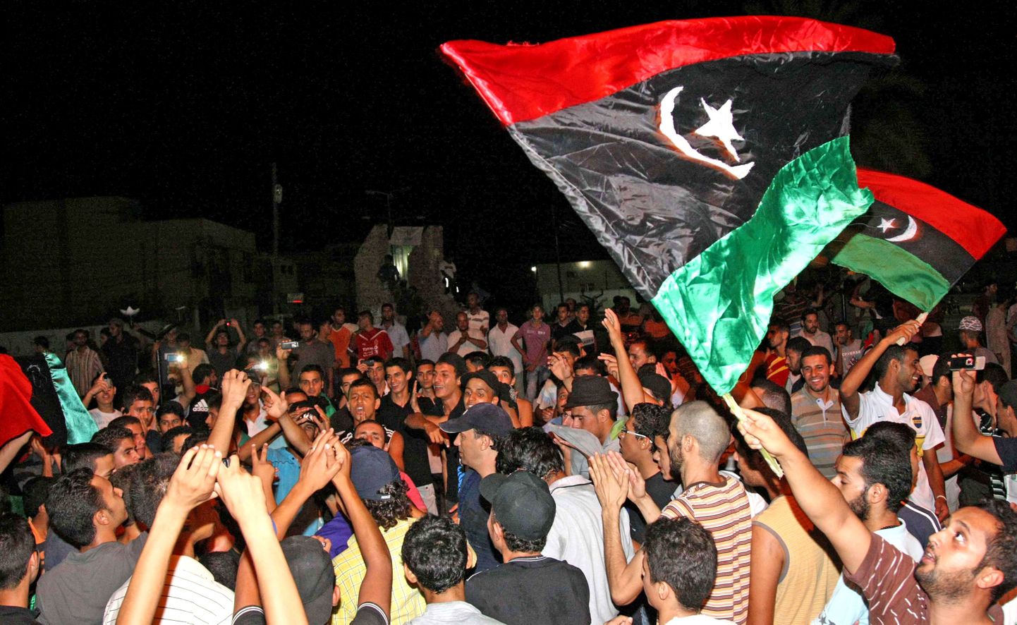 Liibüa mässulised ja rahvas võitu tähistamas