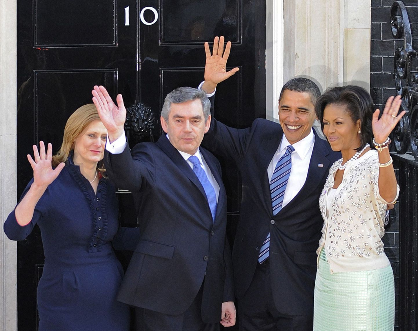 Suurbritannia peaminister Gordon Brown koos abikaasa Sarah'ga ning USA president Barack Obama abikaasa Michelle'iga Londonis Downing Street 10 ukse ees täna.