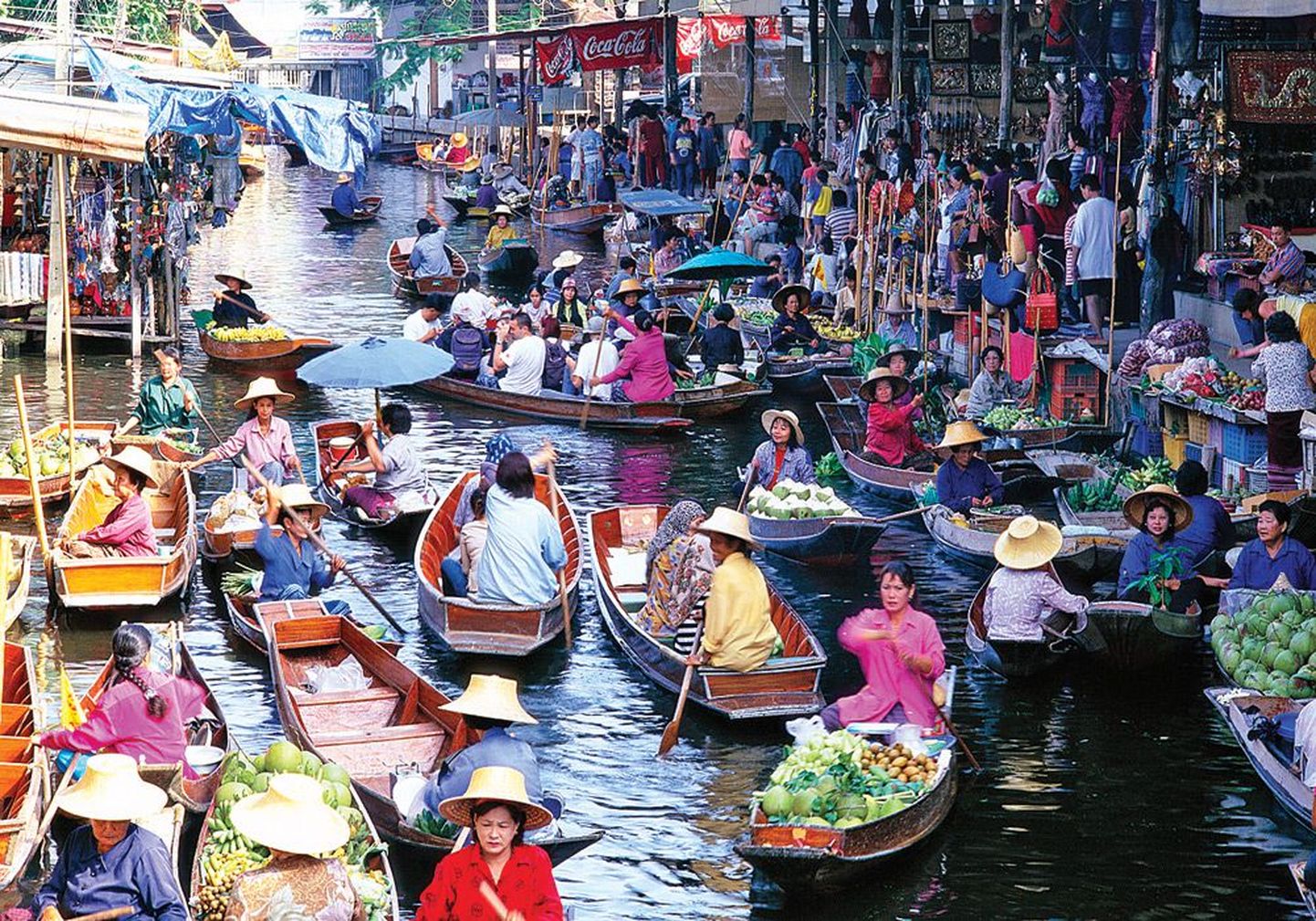 Плавучий рынок в Бангкоке — одна из местных достопримечательностей.