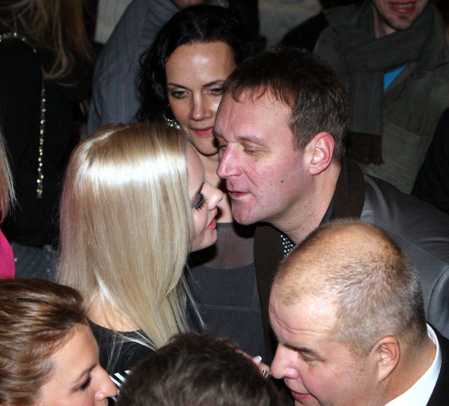 EMA gaala 2012 afterparty Maakri tänava pubis Massimo.
Hendrik Normanni ja blondiini kuumad suudlused!