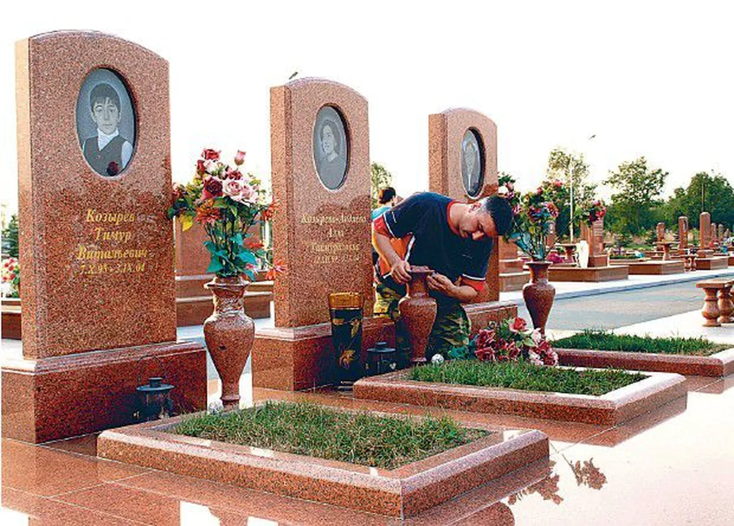 Vitali Kozõrev oma naise ja laste haual.