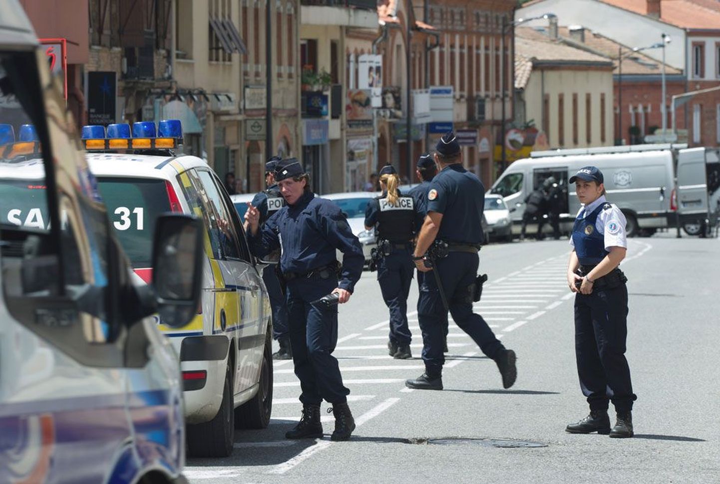 Французская полиция на протяжении нескольких часов осаждала отделение банка CIC на улице Камиля Пуйоля в Тулузе, в котором 26-летний мужчина захватил четверых заложников.