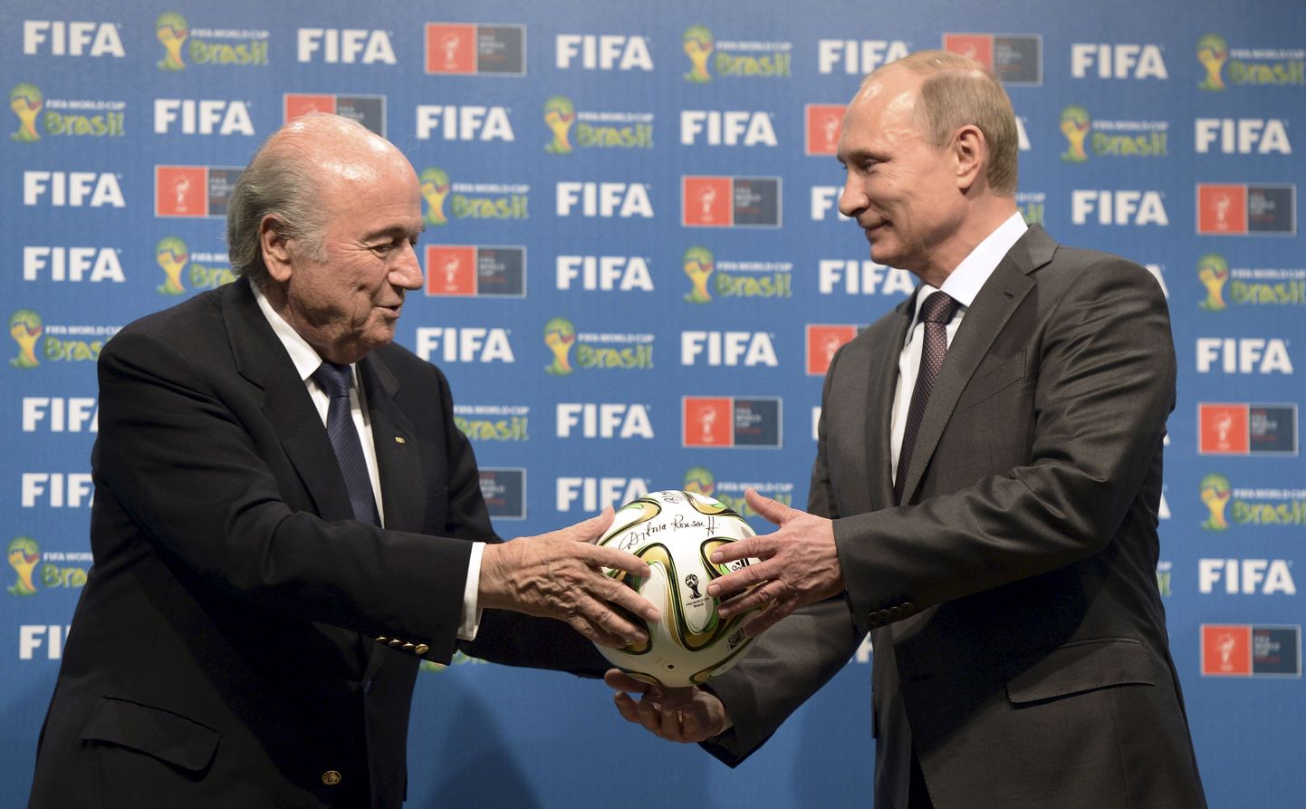 Vladimir Putin (paremal) koos FIFA taanduva presidendi Sepp Blatteriga.