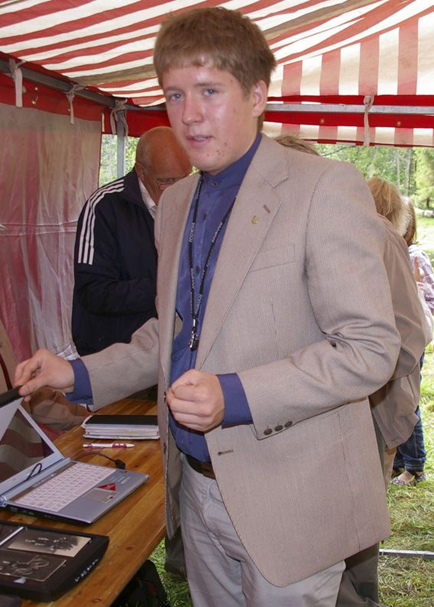 Noor ajaloolane ja filmimees Ründo Mülts lektorina Võhmuta, Järsi ja Türje küla kokkutulekul.