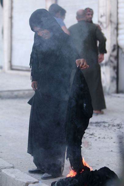 Manbij naine põletamas niqabi. Foto: Scanpix