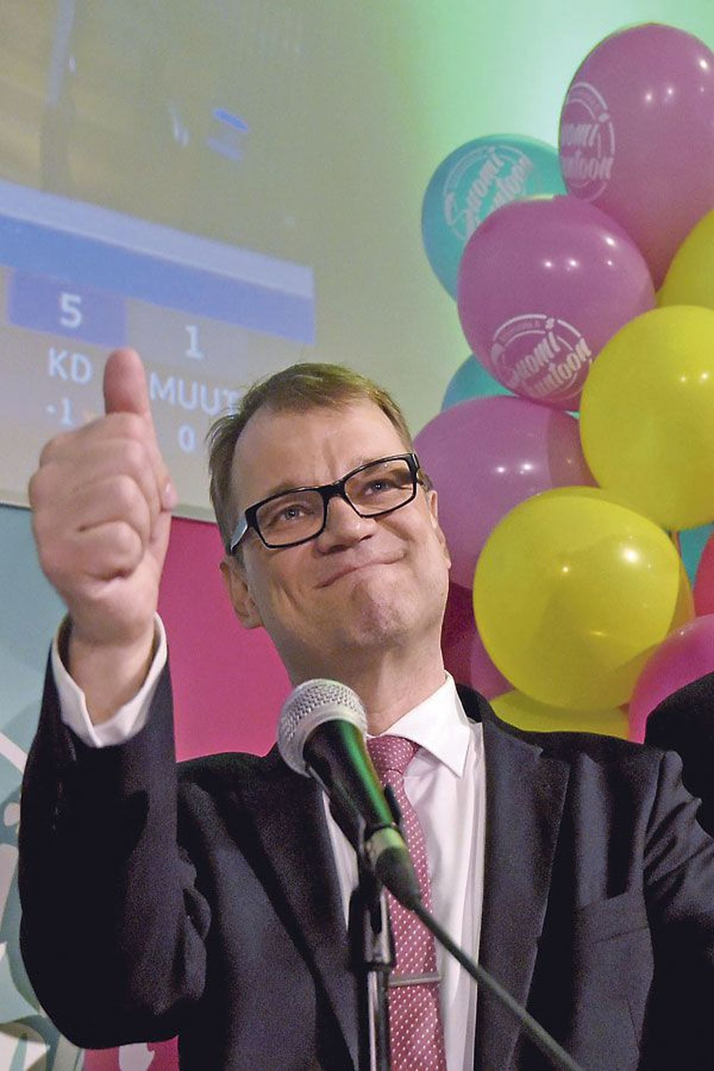 Председатель финской центристской партии Кескуста Юха Сипиля празднует победу после объявления результатов состоявшихся 
19 апреля парламентских выборов.