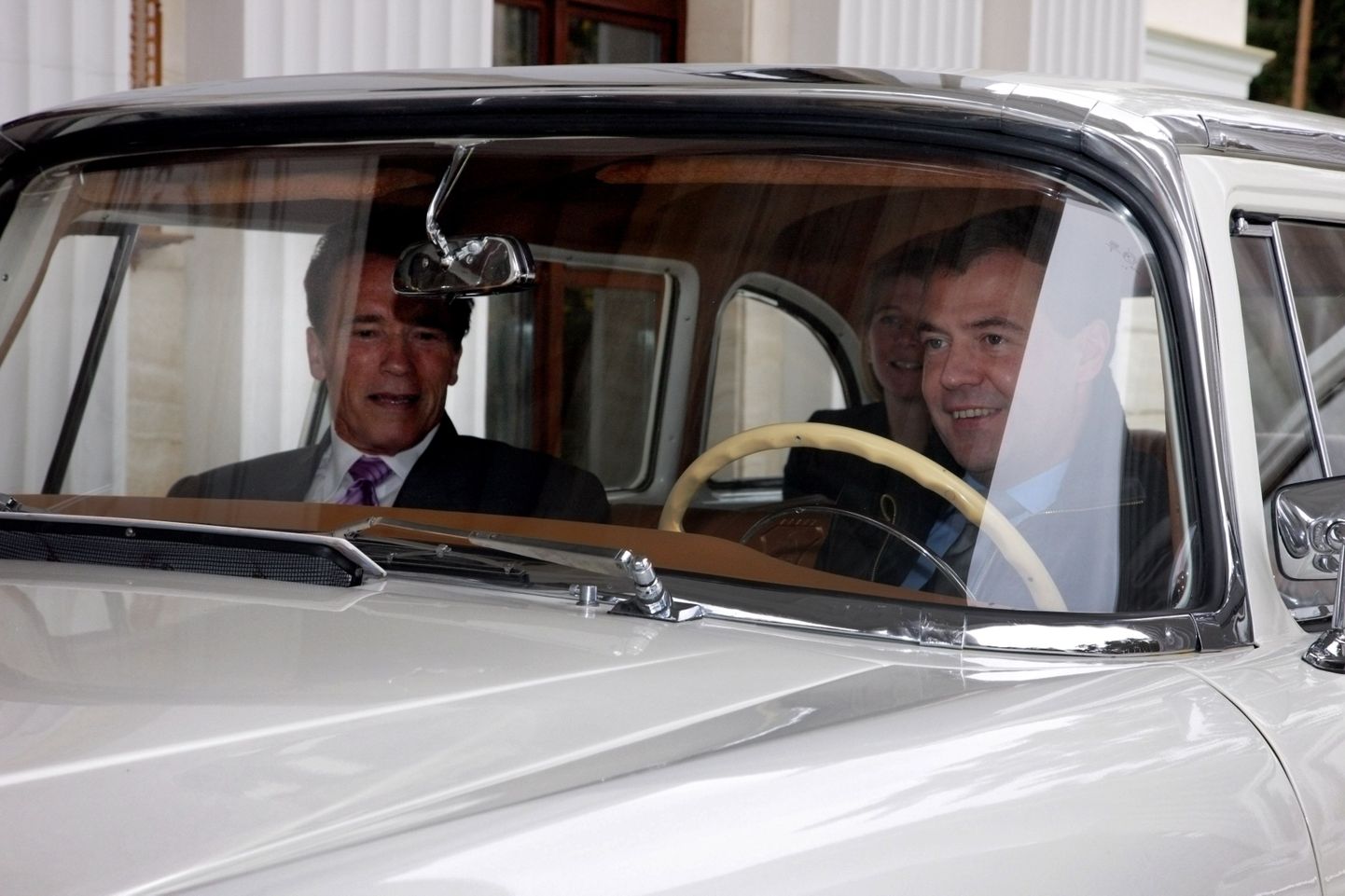 Президент России Дмитрий Медведев прокатил Арнольда Шварценеггера на "Чайке".