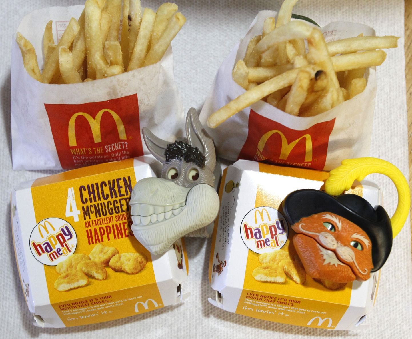 McDonald'si lasteeined ja filmi «Shrek» tegelasi kujutavad mänguasjad.