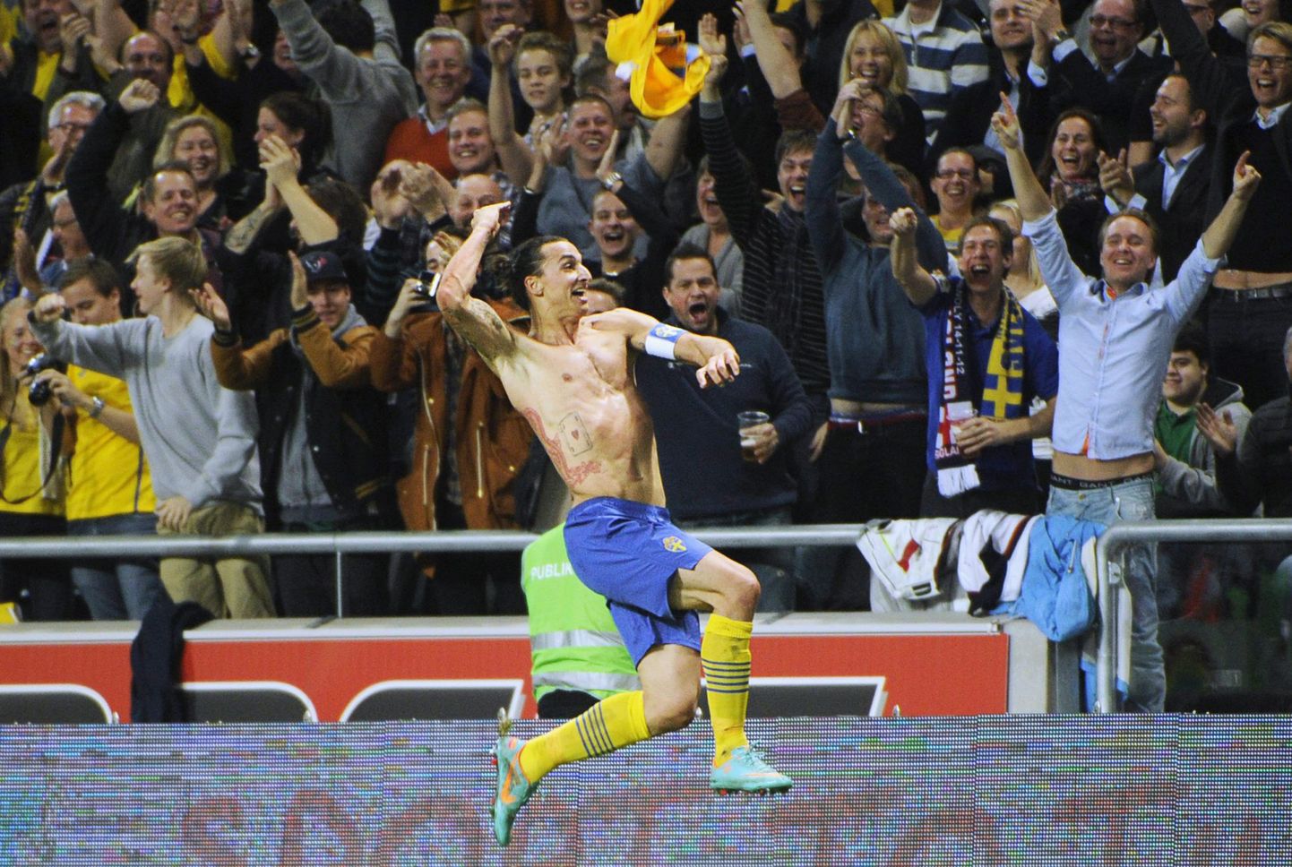 Zlatan Ibrahimovic Inglismaa vastu löödud imeväravat tähistamas.