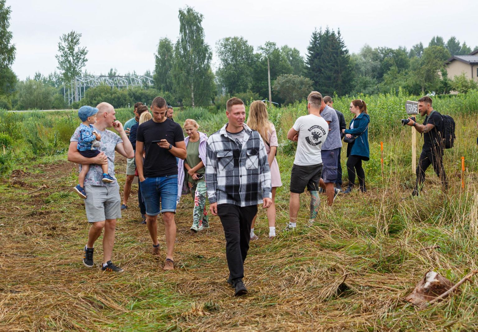 Huvilised reedel Tõrva uut elamurajooni uudistamas.