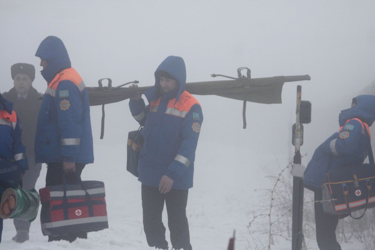 Kasahstani parameedikud õnnetuspaigal tihedas udus.