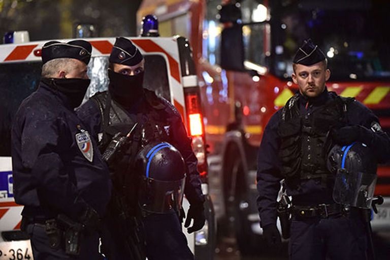 Policija Francijas ziemeļos izbeidz ķīlnieku krīzi, nogalina vienu tās rīkotāju 