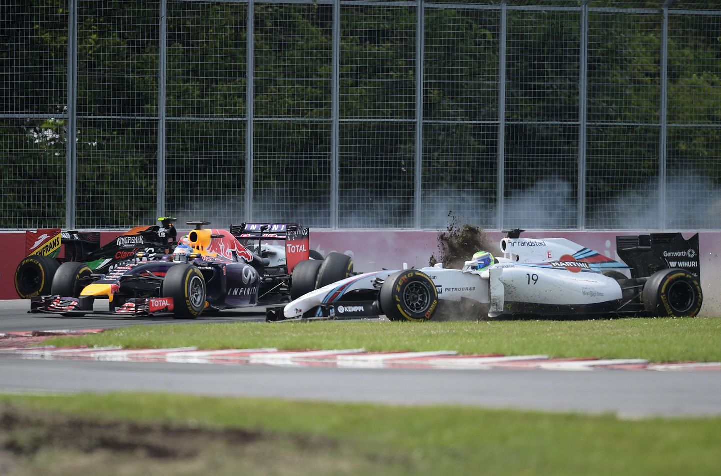 Felipe Massa ja Sergio Perez sattusid Kanada vormel-1 etapi lõpuringil ränka avariisse.