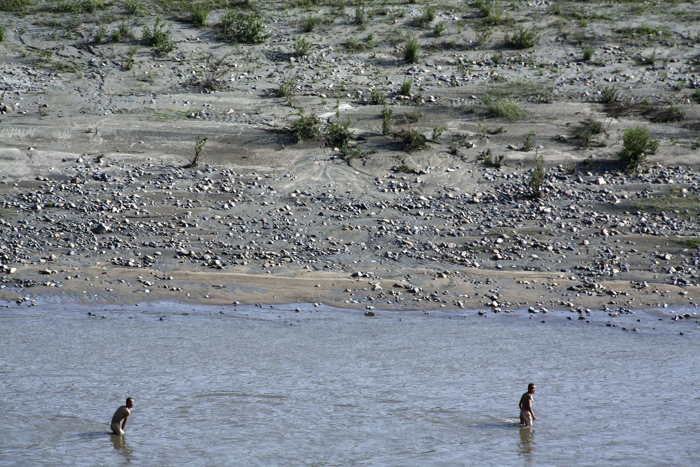 Põhja-Korea sõdurid Tumeni jões suplemas.