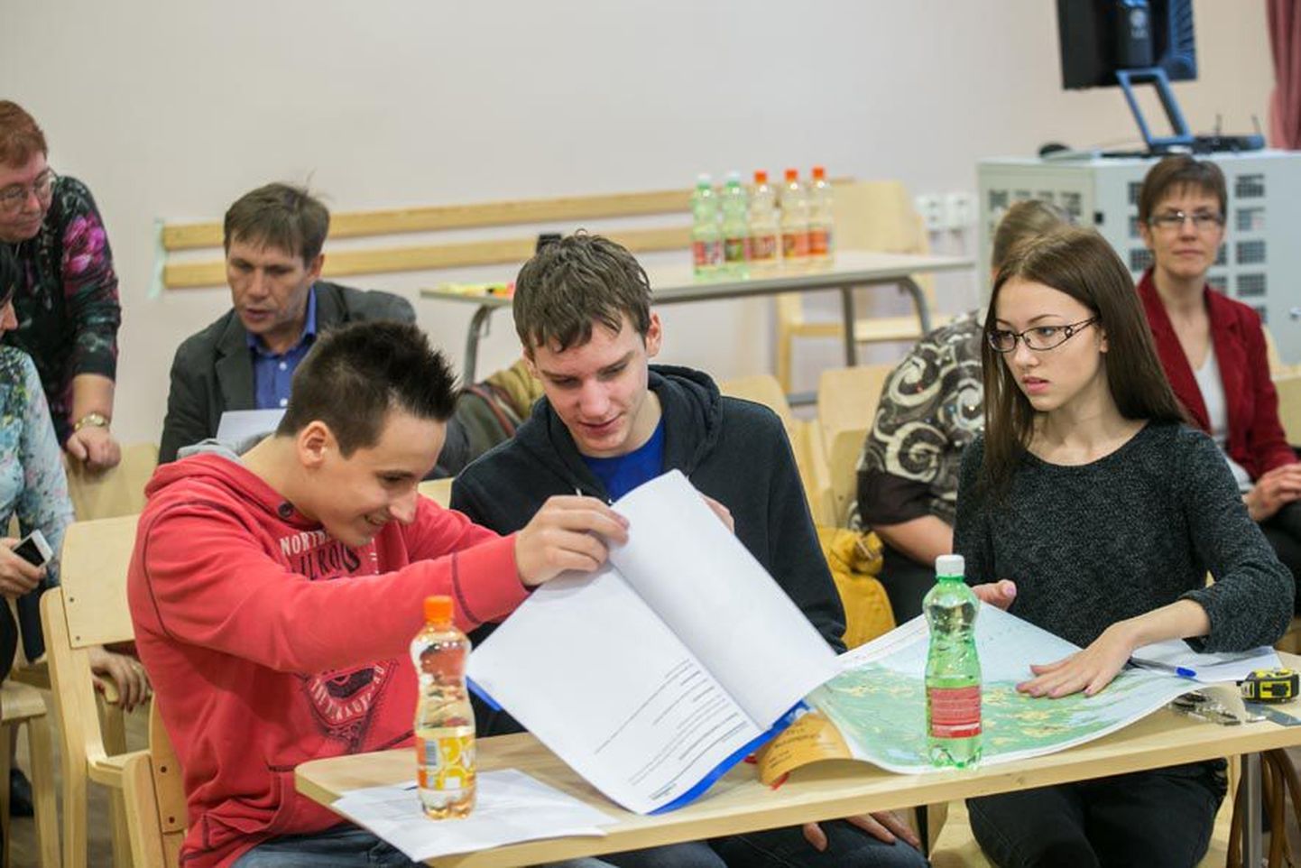 Teaduslahingus testisid teadmisi Türi põhikooli IXa klassi õpilased Kristo Männa (vasakult), Joosep Luts ja Rutti Maria Lippant.