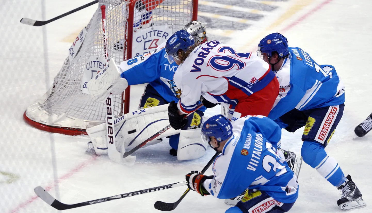 Финские хоккеисты в одном из матчей Кубка Первого канала.