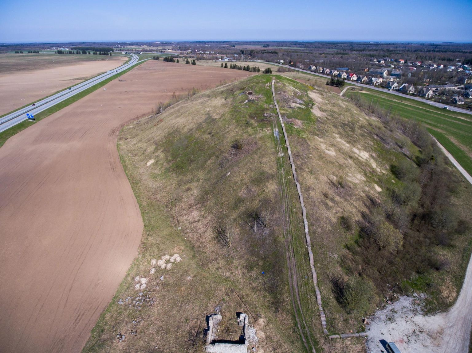Eesti Energia suudaks Rail Balticu ehitamiseks pakkuda 10 miljonit tonni aherainest toodetud lubjakivi killustikku, mis TTÜ uuringu järgi on sobiv raudteetrassi muldkeha ehitamiseks. Pildil Kukruse aherainemägi.