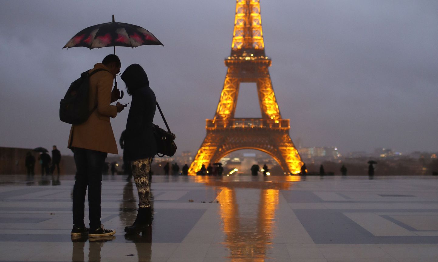 Valgustatud Eiffeli torn vihmasel õhtul Pariisis.